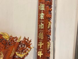 Câu đối cuốn thư đục 5 cánh hoa mai với hàm ý cầu phúc tài lộc cho gia chủ