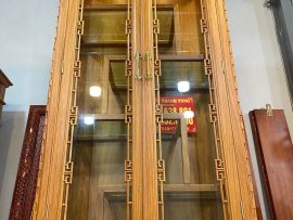 Sản phẩm được sơn PU phủ bóng kết hợp cùng đèn với sắc vàng chủ đạo đẹp mắt