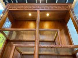 Trần tủ có 2 đèn LED tròn chiếu sáng - Lòng tủ thiết kế 3 đợt kính dày dặn