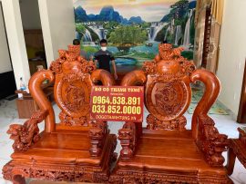 Ghế đơn được đục tay sắc nét, tinh xảo từng chi tiết. Tay cột 12, tay vịn nguyên khối đục Nghê ngậm ngọc