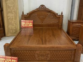 Thiết kế dát phản tấm dày dặn, bóng mịn kết hợp vách đầu thấp đục trám hoa mai kết hợp họa tiết hoa lá tây ở giữa đẹp mắt