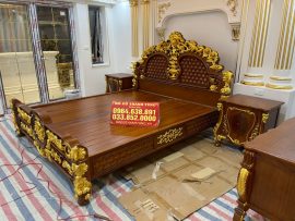 Không gian phòng ngủ thêm sang trọng với gam màu cánh gián đặc trưng cùng họa tiết dát vàng tinh tế