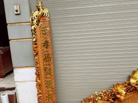 Câu đối bên phải “Tử – Hiếu – Tôn – Hiền – Vạn – Đại – Vinh”