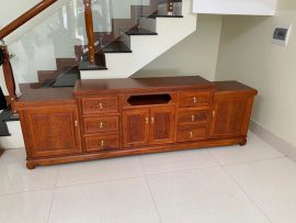 Kệ tivi với thiết kế đơn giản, tiện lợi nhưng không kém phần nổi bật