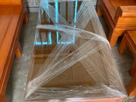 Mặt bàn phủ thêm lớp kính chịu lực dày dặn, được thiết kế tiện ích, đơn giản