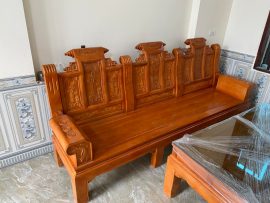 Bàn ghế phòng khách đục thủ công tỉ mỉ với các đường nét mềm mại