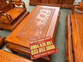 Mặt bàn với nét chạm khắc tỉ mỉ, tinh tế tạo nên tổng thể một bức tranh độc đáo hài hòa