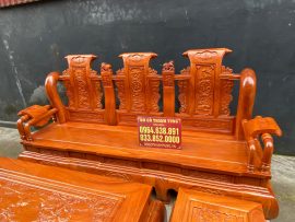 Bàn ghế phòng khách đục thủ công tỉ mỉ với các đường nét mềm mại