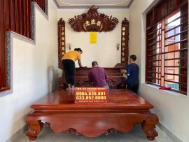 Nội thất phòng thờ có tông màu đồng nhất, nội bật tâm điểm. Một combo hoàn hảo thêm tươm tất, trang trọng cho không khí gian thờ.