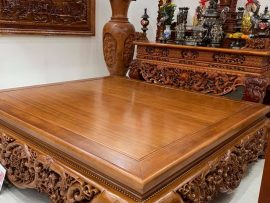 Mặt sập dày, gỗ đều màu. Chân sập được làm bằng gỗ nguyên khối bản to, chắc chắn