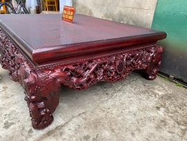 Chân sập vững chãi với các họa tiết được đục tay tinh xảo,