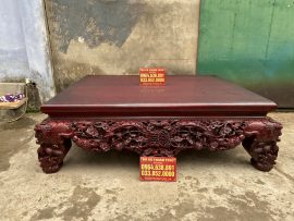 Màu sơn mận chín giúp cho sản phẩm thêm phần sang trọng, làm nổi bật được các họa tiết ở chân và quây sập, giúp chúng trở nên sống động, mang nét đẹp độc đáo hơn.