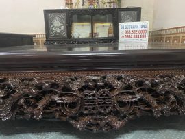 Quây sập đục tam diện với họa tiết chủ đạo là hoa mai và chim trĩ kênh bong sắc nét