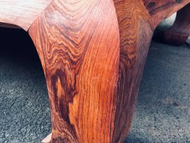 Chân sập được đục chạm chắc chắn, khỏe khoắc tạo sức sống mới lạ cho sản phẩm