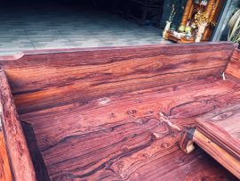 Sản phẩm lên màu siêu đẹp nổi bật với vân gỗ nổi cuồn cuộn cùng nhiều hoạ tiết được chăm chút tỉ mỉ.