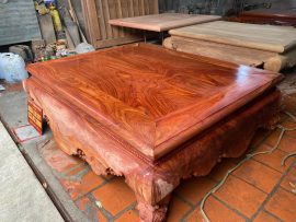 Sập trơn được làm bằng theo phương pháp mộng thủng xuyên khớp nối vì thế mà nó có thể tháo lắp dễ dàng nều gia chủ muốn di chuyển đi nơi khác