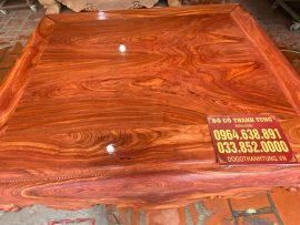 Bề mặt được phủ sơn PU cao cấp nhiều lớp vừa làm tăng tính thẩm mĩ, bảo vệ được chất gỗ bên trong