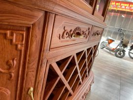 Mặt gỗ siêu mượt nổi vân gỗ cuộn xoáy đẹp mắt cùng chi tiết đục lá tây trên ngăn kéo tuyệt đẹp và sắc nét