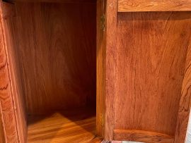 Cánh khung tranh dày dặn, Lòng tủ rộng rãi tạo khu vực để đồ dùng thoải mái cho gia đình