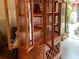 Cánh tủ phần tủ trên đều được thiết kế cánh khung tranh dày dặn ghép mộng tàu chắc chắn kết hợp với chất liệu kính trong hiện đại tạo khu vực trưng bày chính đẹp mắt.