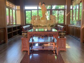 Bàn trường kỷ dùng làm đôn kê tượng Phật