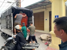 vận chuyển bàn ghế từ xe vào nhà