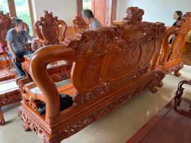 mặt lưng của đoản dài đục họa tiết tinh xảo