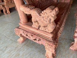 hình tượng con nghê đục tay tinh xảo