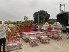 bàn ghế được bọc gói kỹ càng