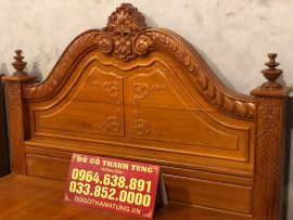 Vách đầu giường thiết kế đẹp mắt với họa hiết hoa lá tây