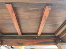 mặt dưới bàn trà