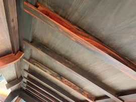 mặt dưới của ghế băng dài