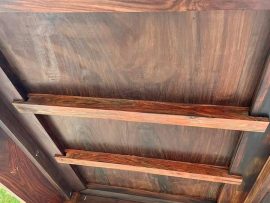 mặt dưới của ghế đơn