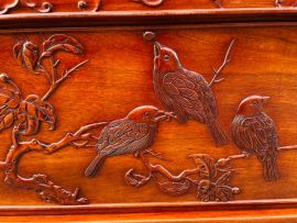 hình ảnh đàn chim được đục ở vách đuôi giường