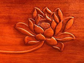 họa tiết hoa sen trên vách ghế