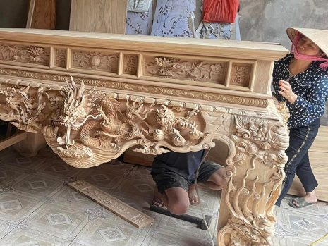 Thợ đang đánh giấy ráp bàn thờ tứ linh