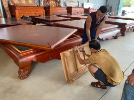 Khách hàng mua sập gụ đang ký nhận mộc