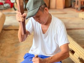 Nghệ nhân đục 70 tuổi tại Đồ gỗ mỹ nghệ Thanh Tùng