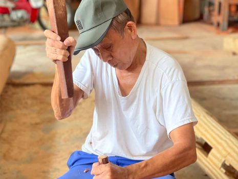 Nghệ nhân đục 70 tuổi tại Đồ gỗ mỹ nghệ Thanh Tùng