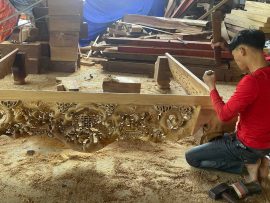 Thợ mộc đang làm một chiếc sập ngũ phúc gỗ gụ Lào