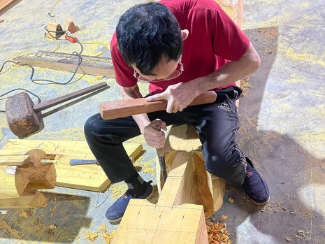 Thợ mộc tay nghề cao của xưởng đồ gỗ mỹ nghệ Thanh Tùng