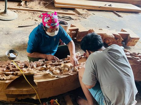 Thợ giấy ráp đang miệt mài làm việc