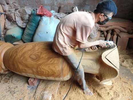 Thợ mộc đang chế tác chiếc lục bình gỗ cẩm vàng