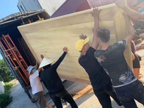Vận chuyển sập gụ về xưởng phun hoàn thiện hàng trả khách
