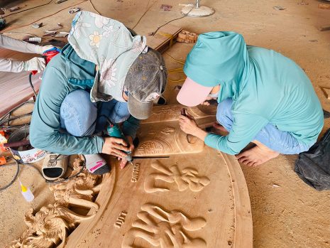 Thợ đang khắc chữ trên bức hoành phi