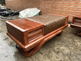 đôn ngồi có bệ tay bất đối xứng