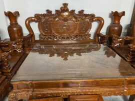 Chương liền nguyên khối , tay nghê liền nguyên con, đục chạm tỉ mỉ, sắc nét.