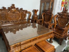 Với chất liệu gỗ gõ đỏ, sản phẩm có tuổi thọ lâu dài, đường nét sắc nét, màu sắc tự nhiên, bắt mắt.