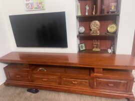 Chiếc kệ gỗ được tư vấn kích thước và màu sắc phù hợp với phòng khách của gia chủ.