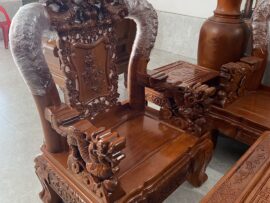 Ghế được đục nổi rất bắt mắt, những vẫy rồng được hiện lên rất mạnh mẽ mang lại sự chắc chắn và bề thế cho bộ sản phẩm